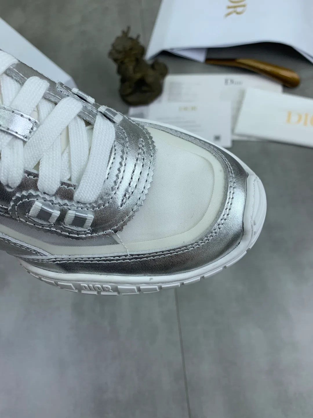 Men's men's shoes P520 new Dior Tech sneakers 2026 early spring series new products, with fashionable details, highlighting retro aesthetics. The light beige anti-suede cow leather upper is spliced ​​with apricot transparent mesh fabric on the side. The upper window edge is adhered with high-frequency flat ironing and back-pressure. It replicates the original craftsmanship, making it beautiful and comfortable without falling off. The interior is made of sheep lining of the same color, which is soft and comfortable. The heel and tongue are embellished with the Paris logo. The textured TPU soles with the same color logo. The high-end version is exquisitely packaged, adding a high-end style.  Code number: 35-46